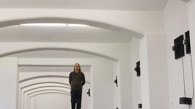 Der Hamburger Heiko Wommelsdorf in der Gewölbehalle der Städtischen Galerie. Rechts an den Wänden die Lautsprecher einer Klangin
