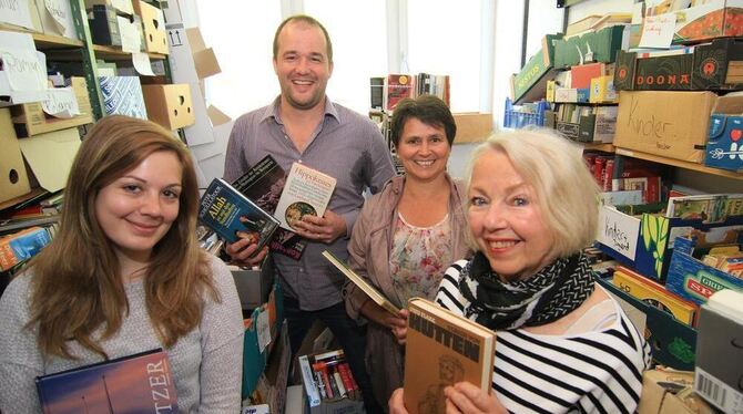 Diese vier organisieren – unterstützt von Hanna Kugele und Carine Ewald – den Uracher Bücherflohmarkt am Samstag vor Muttertag: