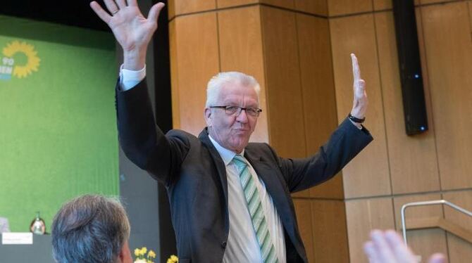 Winfried Kretschmann winkt während des Landesparteitag der Grünen Baden-Württemberg zu den Delegierten. Foto: Daniel Maurer