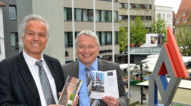 Präsentieren die Broschüre »Kunst im öffentlichen Raum«: Dr. Werner Ströbele (links) und Robert Hahn. FOTO: NIETHAMMER