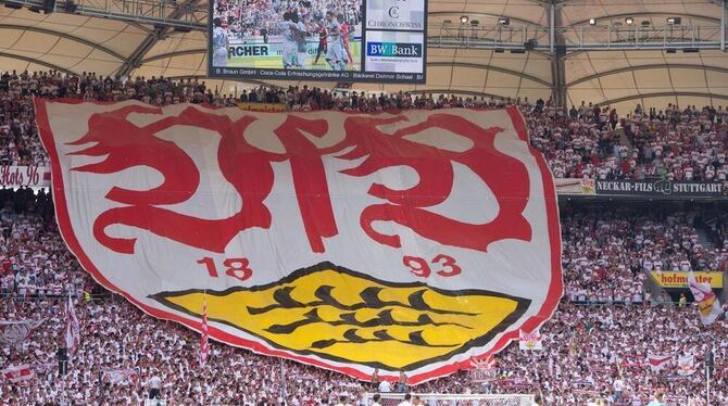 Stuttgarter Fans halten vor dem Spiel ein  Banner mit dem Logo des VfB Stuttgart.