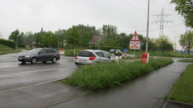 Die Zahl der Autos, die sich von Hechingen kommend in den Mössinger Kreisverkehr beim E-Center einfädeln, wird sich ab Dienstag