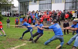 Wer zieht wen über den Rasen? Beim "Eurotrio"-Wettbewerb in Gomadingen hatten Teilnehmer und Zuschauer ihren Spaß. FOTO: LEIPPER