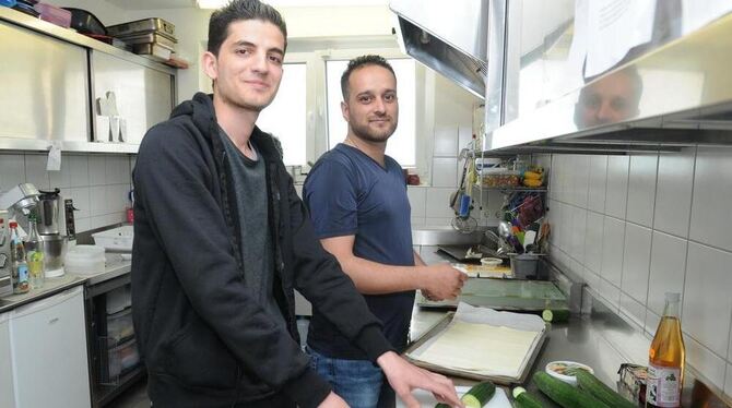 Noch ist die »K’ffeehaus«-Küche ziemlich aufgeräumt: Karam (links) und Mamoun zum Beginn der Vorbereitungen fürs große Koch-Even