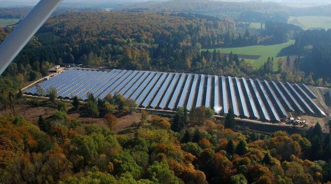 Flächenanlagen wie der Solarpark können dazu beitragen, schneller mehr Strom aus erneuerbaren Quellen zu erzeugen. FOTO: THOMAS
