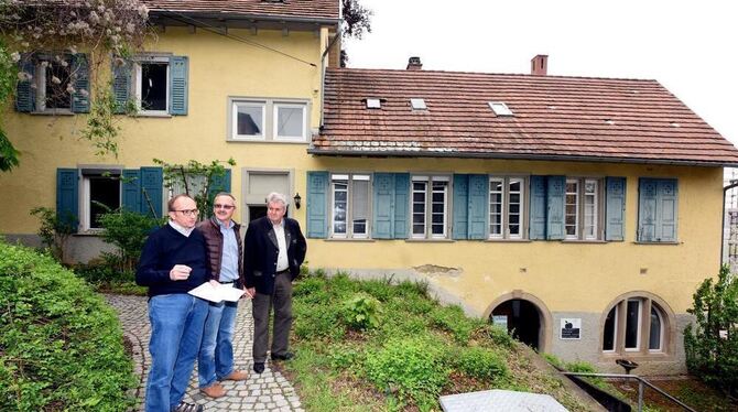 Dietmar Bez (von links), Ulrich Schroefel und Martin Stiegler vom Kreisverband der Obst- und Gartenbauvereine setzten sich dafür ein, dass im Lucas-Haus ein Streuobst-Informationszentrum eingerichtet wird. GEA-FOTO: PACHER