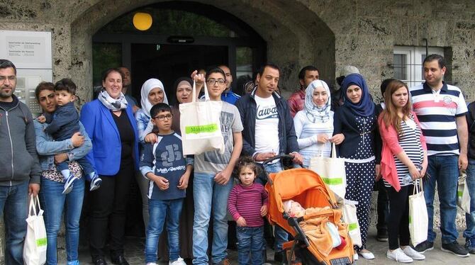 Rebecca Hummel, zweite von links, händigte Asylbewerbern in Münsingen eine »Willkommens-Tasche« der Stadt aus. GEA-FOTO: OEL