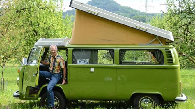 Startklar für den Camping-Urlaub: Wolfgang Kuhr mit seinem Westfalia-VW-Bus Baujahr 1978. GEA-FOTO: CONZELMANN