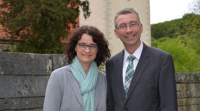 Noch ein paar Tage zuständig in Holzelfingen: Ehepaar Barbara und Frieder Dietelbach vor dem Turm der St.-Blasisus-Kirche. GEA-F