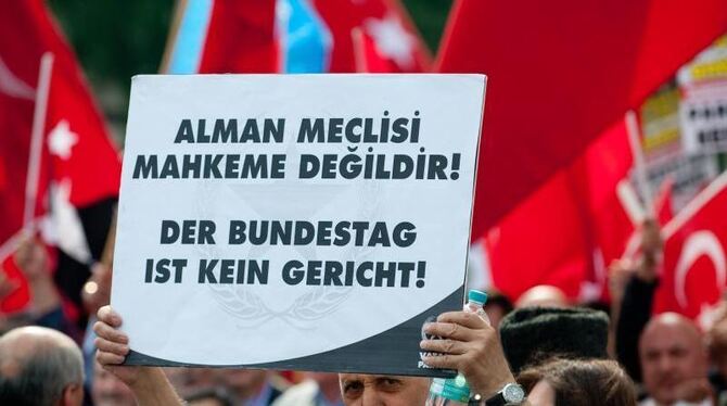 Demonstration in Berlin von türkischen Verbänden gegen die für den 2. Juni geplante Bundestags-Abstimmung über eine Armenien-