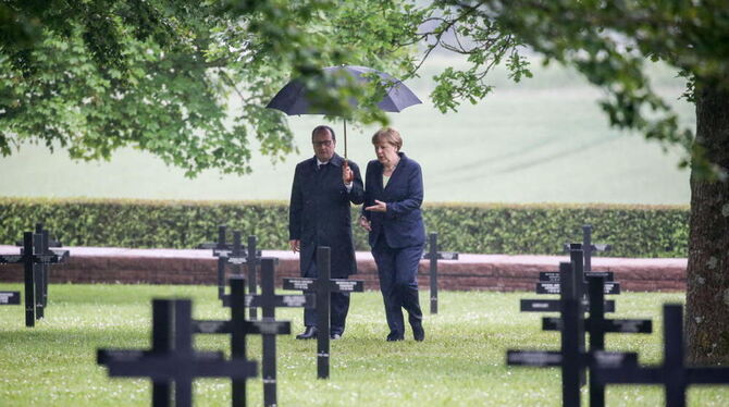 Bundeskanzlerin Angela Merkel (CDU) und Frankreichs Präsident Francois Hollande gedenken auf dem deutschen Soldatenfriedhof in C