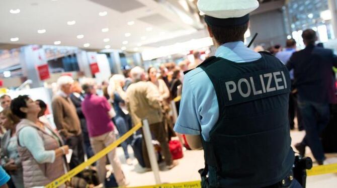 Ein Polizist vor dem Sicherheitsbereich im Terminal 1 am Flughafen Köln/Bonn. Foto: Marius Becker