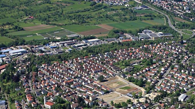 Wartet auf die Häusles-Bauer: Das ehemalige Wenge-Stadion ist erschlossen, der Kreisel auf der Wengen-Straße in drei Wochen fert Wartet auf die Häusles-Bauer: Das ehemalige Wenge-Stadion ist erschlossen, der Kreisel auf der Wengen-Straße in drei Wochen fert