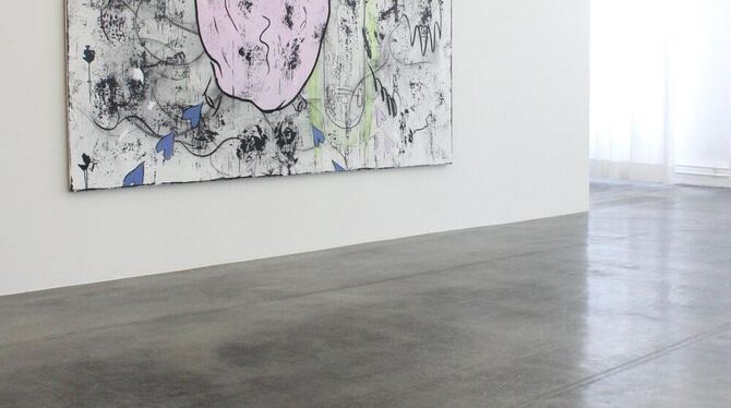»The Heart of Painting« heißt dieses Gemälde Henning Strassburgers. Auf dem Boden drapiert: Fotos einer Hochglanzwelt, Baseball-