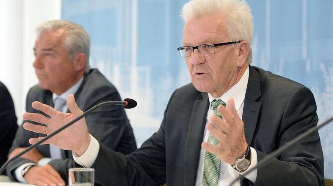 Der baden-württembergische Ministerpräsident Winfried Kretschmann antwortet bei der ersten Regierungs-Pressekonferenz der neuen