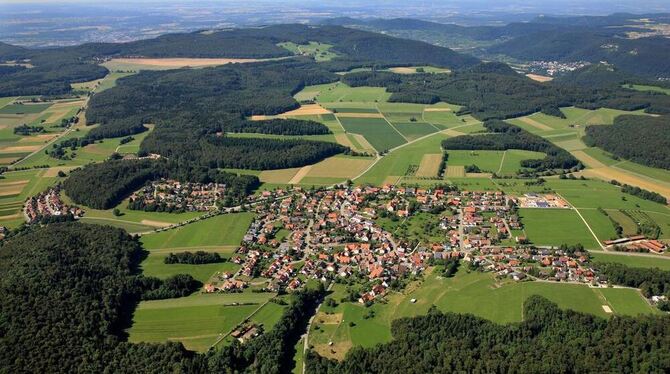 Ländlicher Raum in Reinkultur: St. Johanns Dörfer (hier Bleichstetten) sind eingebettet in reizvolle Landschaft. LUFTBILD: GROHE