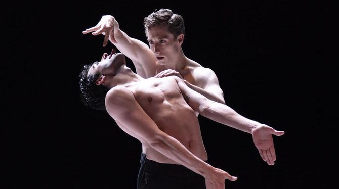 Ausdrucksstark: Rosario Guerra in der Titelrolle mit Luke Prunty in einer Szene aus Marco Goeckes Tanzstück »Nijinski« am Theate