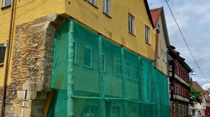 Bauforscher Tilmann Marstaller stellt die Ergebnisse jüngster Untersuchungen zur historischen Häuserzeile in der Oberamteistraße vor.