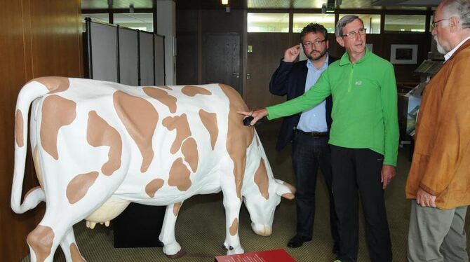 Wiedersehen mit der Kuh Mathilde aus St.-Julien im Mössinger Rathaus: Bernard Gaud (Mitte) mit OB Michael Bulander und Partnersc