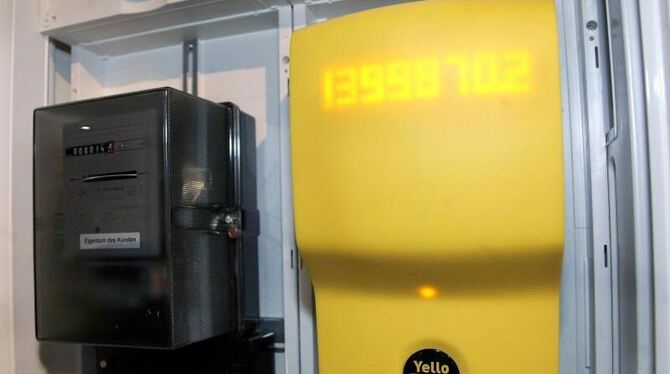 Der gelbe, digitale Stromkasten des Stromanbieters Yello Strom hängt neben einem herkömmlichen Stromzähler . Foto: Stephanie