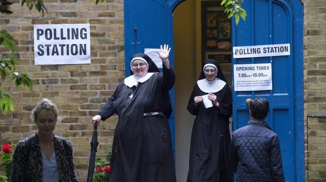 Nonnen nach der Stimmabgabe in London.