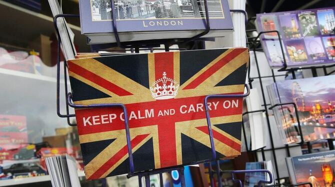 Eine Postkarte mit der Aufschrift »Keep calm and carry on« (Bewahr die Ruhe und mach weiter) hängt in London.