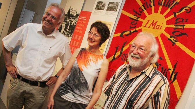 Kulturamtschef Werner Ströbele (links), Martina Schröder und Ernst Blinzinger vor einem 1. Mai-Plakat. FOTO: LEISTER