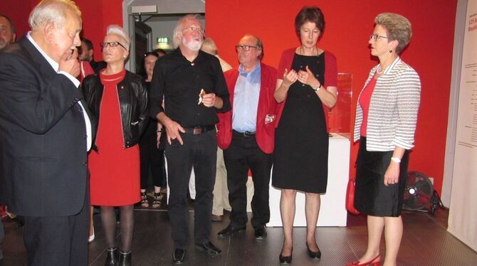 Schauten sich gemeinsam die Ausstellung an (von links): Gert Bauer, Tanja Silvana Grzesch (derzeitige 1. Bevollmächtige der IG M