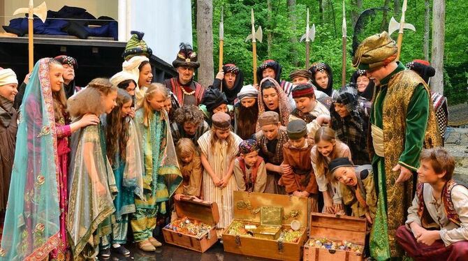 Da sind sie ja auf eine wahre Schatztruhe gestoßen: das Naturtheater-Ensemble märchenhaft gewandet in dem Kinderstück »Aladin«.