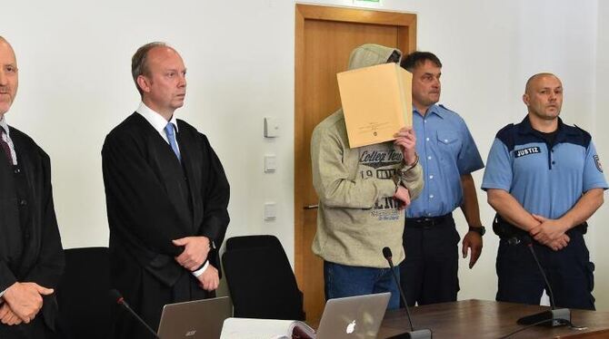 Der Angeklagte Silvio S. versteckt während des Prozessbeginns sein Gesicht. Foto: Bernd Settnik