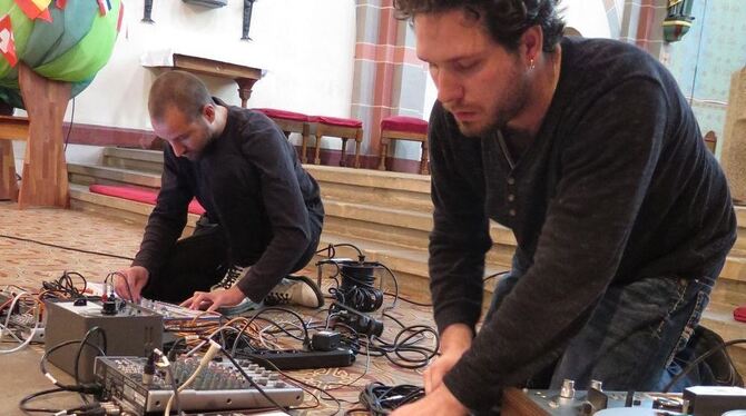 Stephan Wehrle (vorn) und David Leutkart bei den Elektronik-Proben. GEA-FOTO: KNAUER
