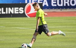 Der zuletzt angeschlagene Kapitän Bastian Schweinsteiger wird gegen Frankreich von Beginn an spielen.  FOTO: EIBNER