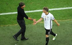 Joachim Löw und Bastian Schweinsteiger nach dem bitteren Halbfinale-Aus.