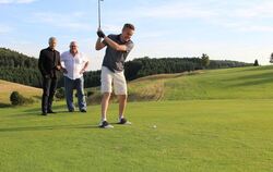 Der Golfclub Reutlingen-Sonnenbühl (im Hintergrund Pressevorstand Jürgen Schaal, links, und Präsident Udo Rogotzki) möchte sich 
