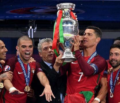 Cristiano Ronaldo wollte den großen Silberpokal gar nicht mehr hergeben