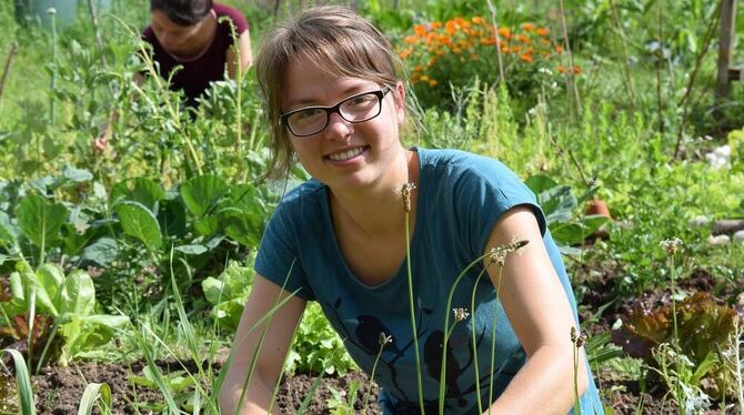 Pauline Eichenseer kommt regelmäßig in den Klimagarten. Das Arbeiten in den Beeten ist für die Studentin ein guter Ausgleich zum