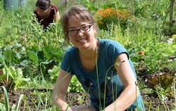 Pauline Eichenseer kommt regelmäßig in den Klimagarten. Das Arbeiten in den Beeten ist für die Studentin ein guter Ausgleich zum