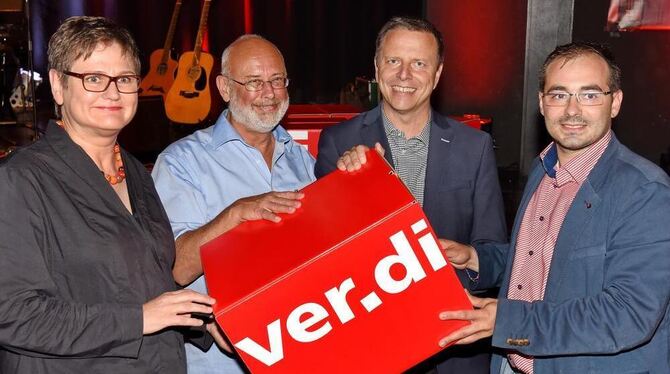 Abschied aus der Region: Martin Gross (Zweiter von rechts) mit Verdi-Landeschefin Leni Breymaier, dem Bezirksvorsitzenden Jörg W
