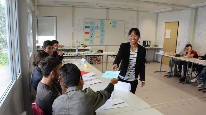 Lehrerin Lena Marjorie Rothfuß vor einer VABO-Klasse: Die Flüchtlinge konnten bisher kein Wort Deutsch. FOTO: CO
