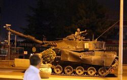 Ein Panzer fährt in der Nacht des Putschversuchs durch die Straßen von Ankara. Foto: epa/str
