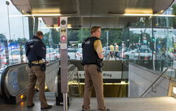 Polizisten stehen am U-Bahnhof Georg-Brauchle-Ring, nahe dem Einkaufszentrum, in dem Schüsse gefallen sind.