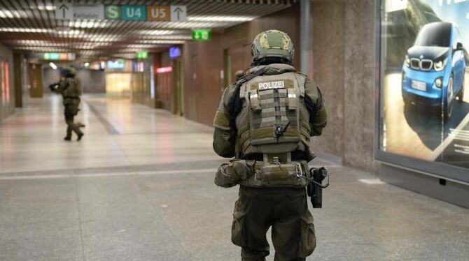 Polizisten sichern in der U-Bahnstation Karlsplatz das Gelände. Foto: Andreas Gebert