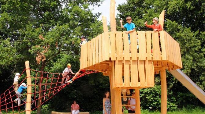 Hier können Kinder sich austoben: Der neu gestaltete Spielplatz Tannenwald mit Klettergerüst und Aussichtsturm.