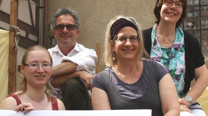 Intendant Enrico Urbanek (hinten, von links), Ute Geiser vom Sponsor Kreissparkasse und die Tonne-Dramaturginnen Sandra Omlor un