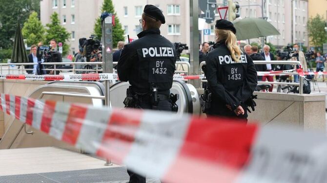 Die Polizei hat nach einer Schießerei am Vortag den Zugang zur U-Bahnstation Olympia-Einkaufszentrum in München abgesperrt.