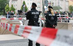 Die Polizei hat nach einer Schießerei am Vortag den Zugang zur U-Bahnstation Olympia-Einkaufszentrum in München abgesperrt.