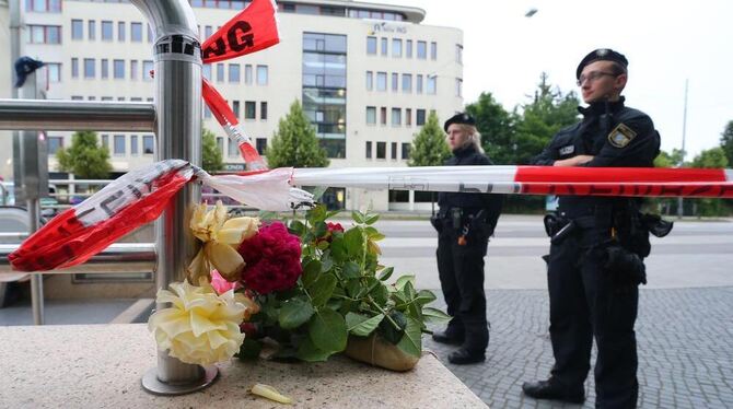 Blumen liegen am Zugang zur U-Bahnstation Olympia-Einkaufszentrum in München, den die Polizei nach einer Schießerei am Vortag ab