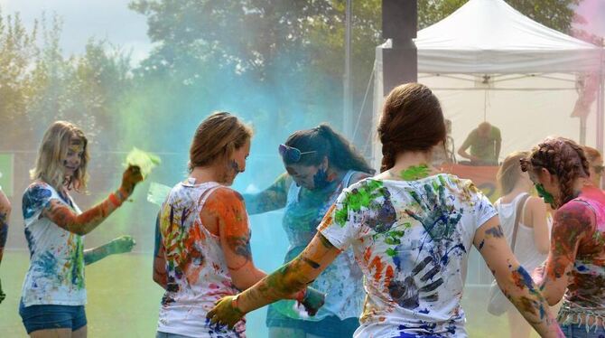 Mal Grün, mal Blau, mal Pink: die Holi-Fest-Besucher wähnten sich auf Farbwolke sieben.	FOTO: VEY