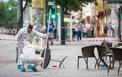 Mitarbeiter der Kriminalpolizei sichern Spuren in der Innenstadt von Reutlingen. Foto: Christoph Schmidt