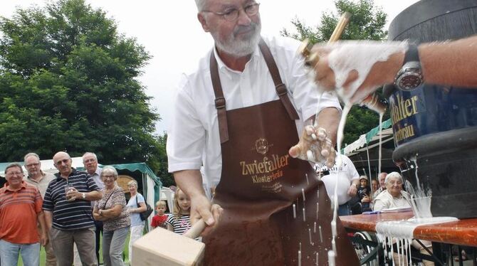 Mit einerm Fass Freibier wurde das Oferdinger Dorffest eröffnet. Für den neuen Bezirksbürgermeister Fritz Beck war es der erste
